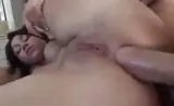 Nahaufnahme einer brünetten Teen mit offenem Mund, der einen dicken Schwanz tief lutscht während Sperma läuft.