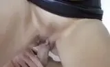 Nahaufnahme einer blonden Milf die sich mit gespreizten Beinen anpisst während sie gefickt wird