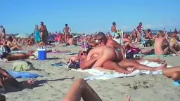 Nackte Swingergruppe beim öffentlichen Fick auf Handtüchern am sonnigen FKK-Strand