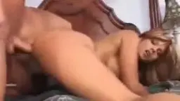 Blonde MILF wird von hinten hart in den Arsch gefickt, während sie auf dem Bett liegt und lustvoll stöhnt