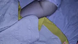 Geiler Schwager greift von hinten in weiße Panty der Schwägerin im Bett