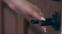 Blonde MILF öffnet in schwarzer Unterwäsche die Wohnungstür und lächelt verführerisch