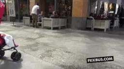 Linda kniet nackt in einem Holzverschlag und bläst hingebungsvoll einen dicken Schwanz.