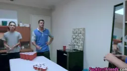 Drei junge Frauen vor Bier-Pong-Tisch im Zimmer