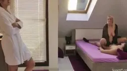 Blonde in Bademantel steht im Türrahmen und schaut zu.