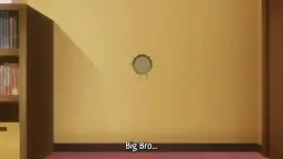 Leere Wand mit runder Öffnung und Bücherregal links