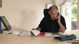 Junger geiler Bauarbeiter steht hinter der nackten Blondine und hält ihre Hüften beim Fick auf dem Schreibtisch fest