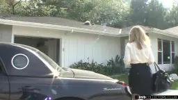 Blonde Nichte in weißer Bluse und schwarzem Rock steht vor dem Haus ihres Onkels neben einem schwarzen Auto