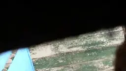 Blonde Teen liegt mit gespreizten Beinen auf Holzboden und wird von riesigem Schwanz in die nasse Fotze gefickt