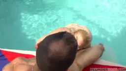 Muskelmann drückt blonden MILF-Kopf tief in seinen Schoß am Poolrand