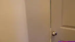 Geile Deutsche mit lila Top wird von hinten auf dem Klo hart gefickt