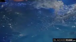 Betrunkene blonde Deutsche in blauem Bikini wird von zwei schwarzen Männern auf der Couch genommen