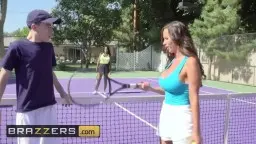 Zwei Frauen in engen Tennis-Outfits knien vor einem nackten Mann und blasen gemeinsam seinen Schwanz im sonnigen Garten.