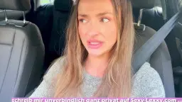 Blonde Mutter im Auto blickt lüstern zur Seite, während sie ihre Beine spreizt