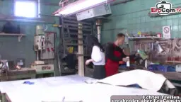 Kräftiger Bauer in roter Latzhose drückt seine Tochter in der Scheune gegen die Werkbank und lässt sich von ihr den Schwanz lutschen.