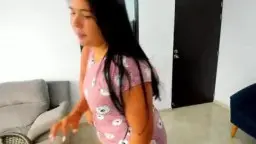 Geile Latina in rosa Blümchen-Top und gelbem Tanga steht breitbeinig in der Wohnung und zeigt ihren prallen Arsch.