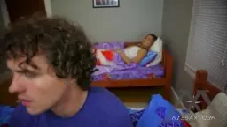 Junger Mann mit lockigen Haaren im blauen Shirt blickt erregt zur Seite ins Kinderzimmer
