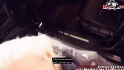 Blonde Mutter mit langen Haaren saugt gierig am Schwanz im Auto