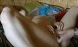 Nackter grauhaariger Opa penetriert von hinten eine junge Frau auf dem Sofa