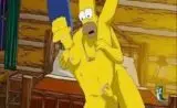 Homer Simpson steht mit hochgerissenen Armen und geilem Gesichtsausdruck nackt in gelber Haut vor dem Ehebett.