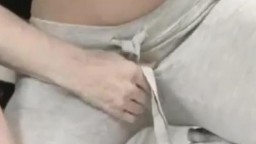 Reife Lesbe schnallt Strapon um & fickt Teen hart