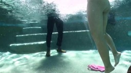 Asia Fotze mit geilem Schwarzem Megaschwanz im Pool